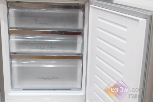 冰箱的冷冻室有效容积为70升，用于冷冻或储藏冷冻食品或制作冰块、冰淇淋等。冷冻室温度从-25℃~-15℃之间调节，具有速冻功能，可以快速将食物进行冷冻。