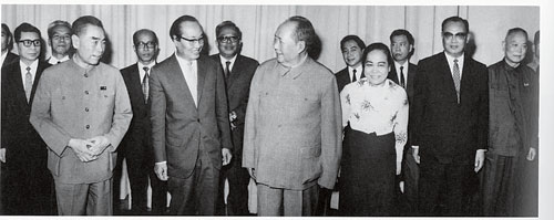 1971年8月,毛泽东主席会见来访的缅甸联邦革命委员会主席、政府总理奈温(前排左二)。此后,缅共得到的外援随之减少