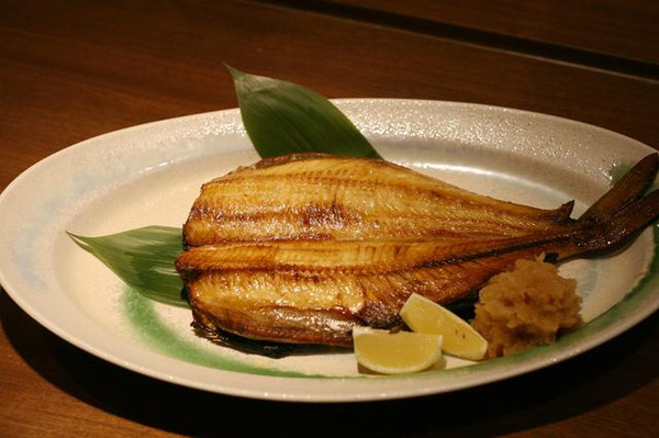 烤多线鱼煎芝麻沙拉酱拌凉面北海道兴起的汤咖喱,在别的地方少见.