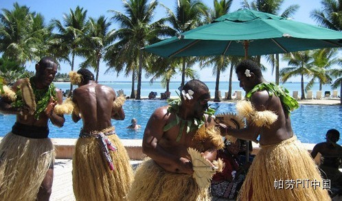 【奇特风俗】斐济:男人也穿裙子戴鲜花