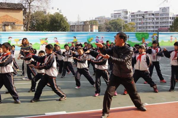 邵武市一小学全校师生在练习张三丰太极拳。
