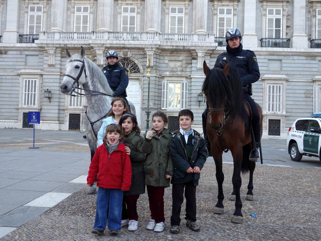 孩子们可以和东方广场上的皇家骑警合影