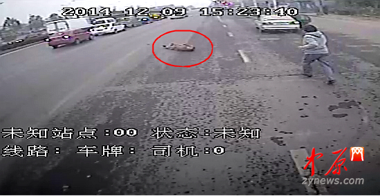见男子倒地,热心乘客祖阿姨匆忙跑上前帮忙