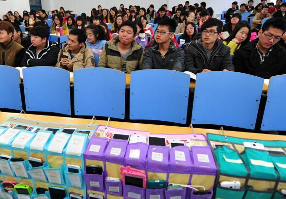 人机上课字头分离手机扣扣前交学生(图)女生像大学带上课黑白图片