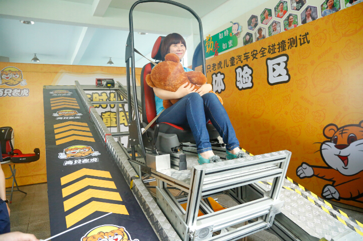 车主体验两只老虎现场测试设备