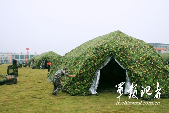 解放军新型帐篷可全疆域作战 16个能合成1个