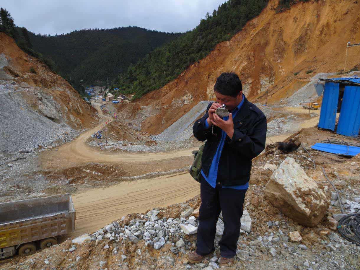 王建昆观察岩矿石标本