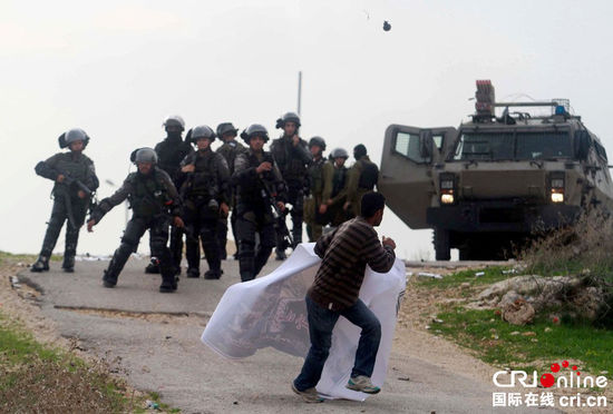 巴勒斯坦示威者与以色列安全部队发生冲突(图
