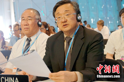 利马气候大会中国代表团第一副团长刘振民13日表示，“德班平台”最新的文本草案仍然很不平衡，谈判陷入僵局。本该于12日结束的联合国气候变化利马会议13日继续进行“加时赛”。 彭大伟 摄
