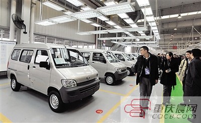 上海通用五菱重庆工厂一期昨投产,图为总装车间.