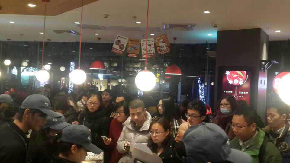 85度C南京石鼓店从早到晚都挤满了抢购的顾客