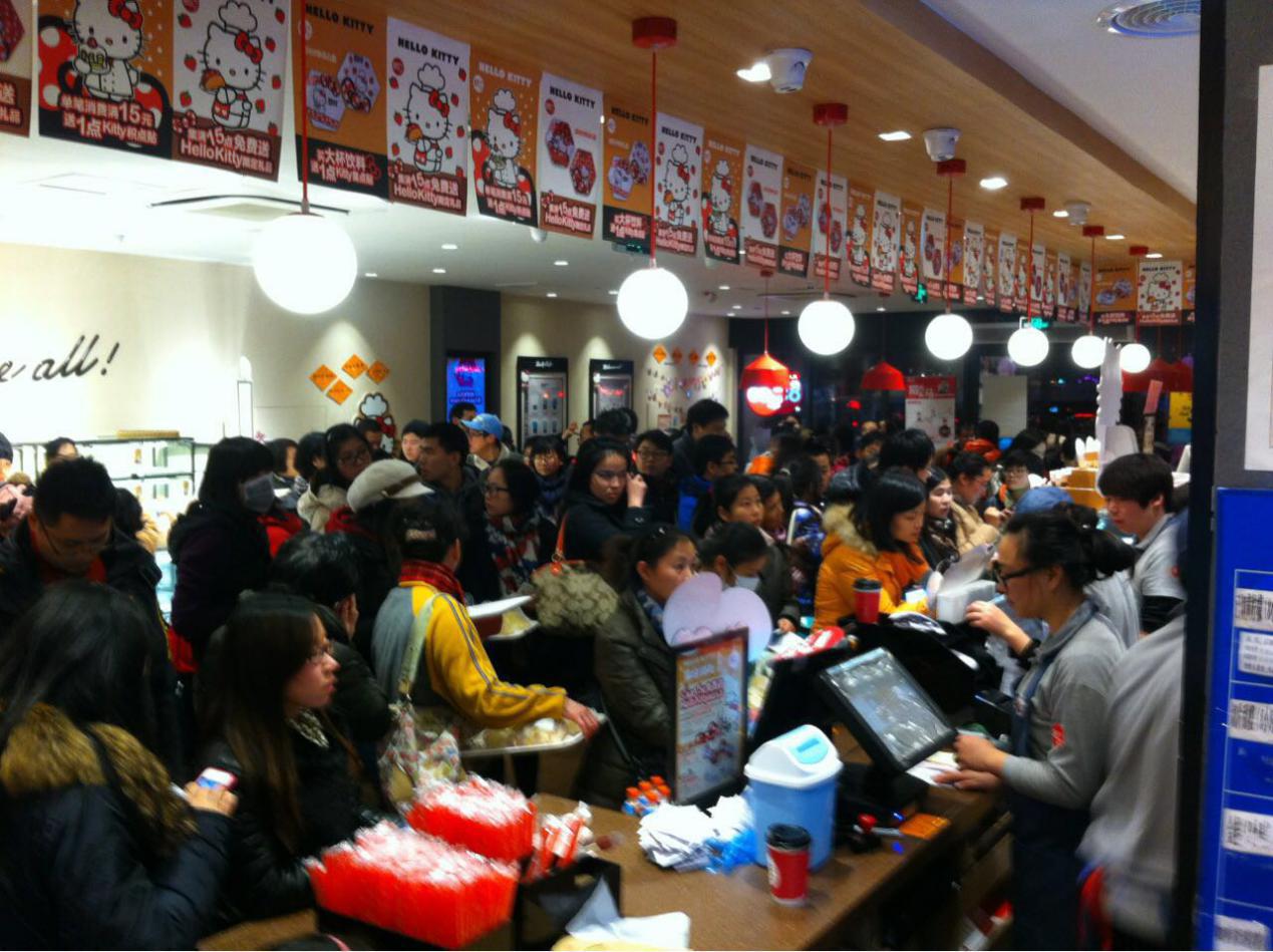 85度C南京石鼓店从早到晚都挤满了抢购的顾客