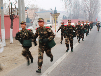 直击武警北京总队十七支队新兵野营拉练(组图)