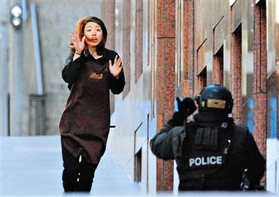 15日，澳大利亚悉尼，一名亚裔人质逃出瑞士莲咖啡馆。当日，瑞士莲咖啡馆发生暴力劫持，数十人被伊朗难民莫尼斯劫持。