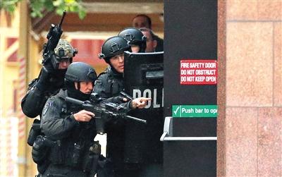 劫持事件发生后，澳警方包围瑞士莲咖啡馆。