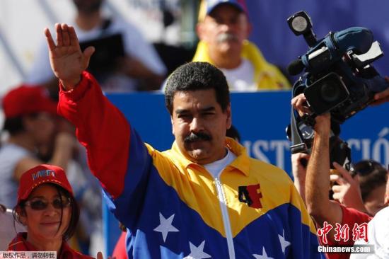 当地时间2014年12月15日，委内瑞拉加拉加斯，数千委内瑞拉民众上街游行反美，总统马杜罗也参加了游行。