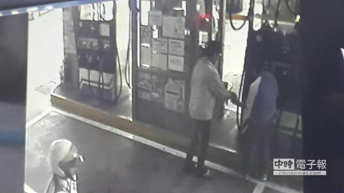 26岁郭姓男子左到加油站买汽油的身影，被加油站内监视器清楚拍下。图：“中时电子报”