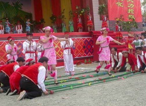 黎族的古老祭祀方式-竹竿舞 黎族竹竿舞的来源 三月三黎族竹竿舞 黎族