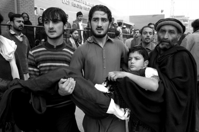 12月16日，在巴基斯坦白沙瓦市，一名受伤学生被送往医院。新华社发
