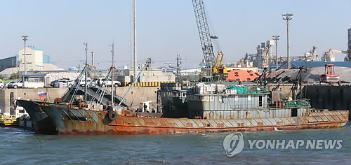资料图片:韩国和中国12月在韩国“专属经济区”和两国暂定措施水域进行联合巡逻,发现有19艘中国渔船遮住船名。(图片来源:韩联社)