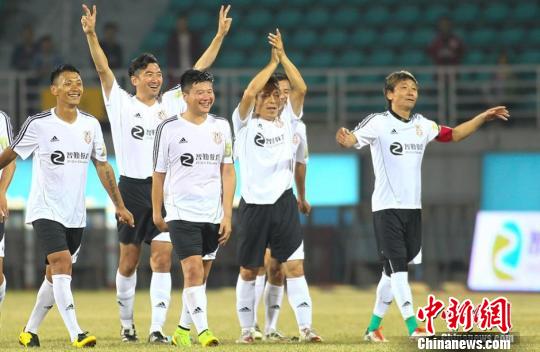李金羽（左三）和他北京老男孩队的队友们。泱波 摄