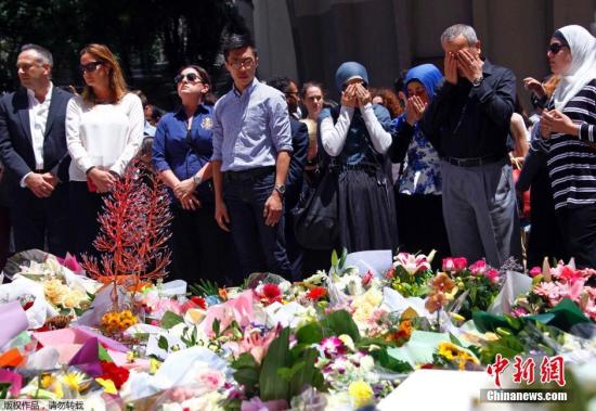 当地时间2014年12月16日，澳大利亚悉尼，澳大利亚总理阿博特夫妇前往马丁广场亲自献花，悼念悉尼咖啡馆人质劫持事件死难者。