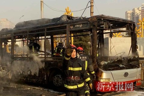 方庄环岛一公交车起火