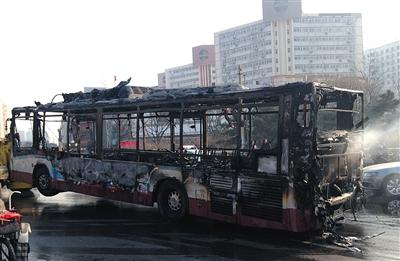 昨日10时，方庄环岛，一辆741路公交车自燃被烧成骨架。