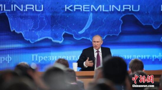 12月18日，俄罗斯总统普京在莫斯科举行2014年度记者会，来自俄罗斯本国及外国记者1256人参加，普京在3小时10分钟内回答了53个问题。图为普京答问。 中新社发 贾靖峰 摄