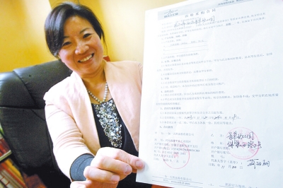 手拿一加一天然面粉专供合同的荆改丽说:"为了孩子,贵一点,也值得!