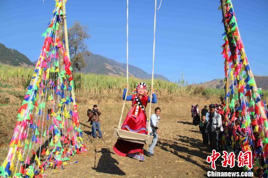 云南怒江傈僳族欢庆阔时节(组图)