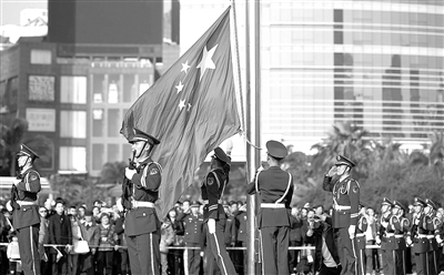 12月14日,广东边防五支队国旗护卫队战士在迎接澳门回归15周年升旗仪式上升起五星红旗。当日,来自粤港澳地区的一千多名青年学生在珠海拱北口岸参加升旗仪式。