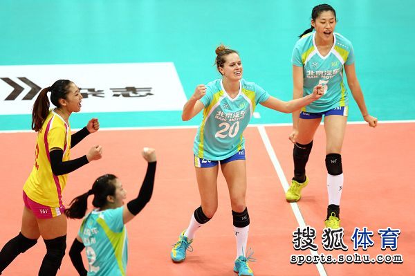 图文:北京女排3-0上海 罗宾逊开心