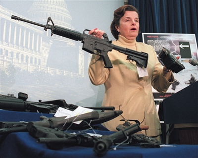 1996年3月22日，参议员范斯坦在发布会上展示AR-15步枪，她是枪支管制政策的支持者。