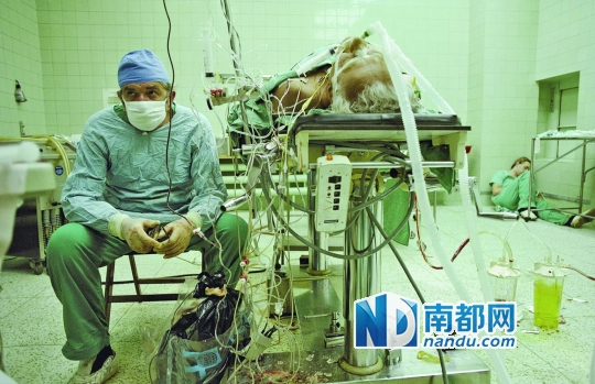 凤城医院微信号曾推送医生手术台自拍照