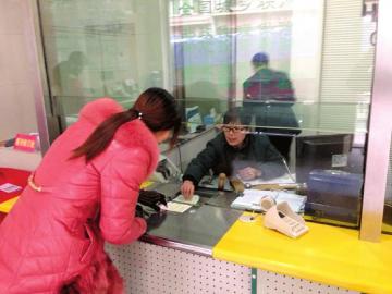 邮政储蓄所女业务员勇斗歹徒(图)
