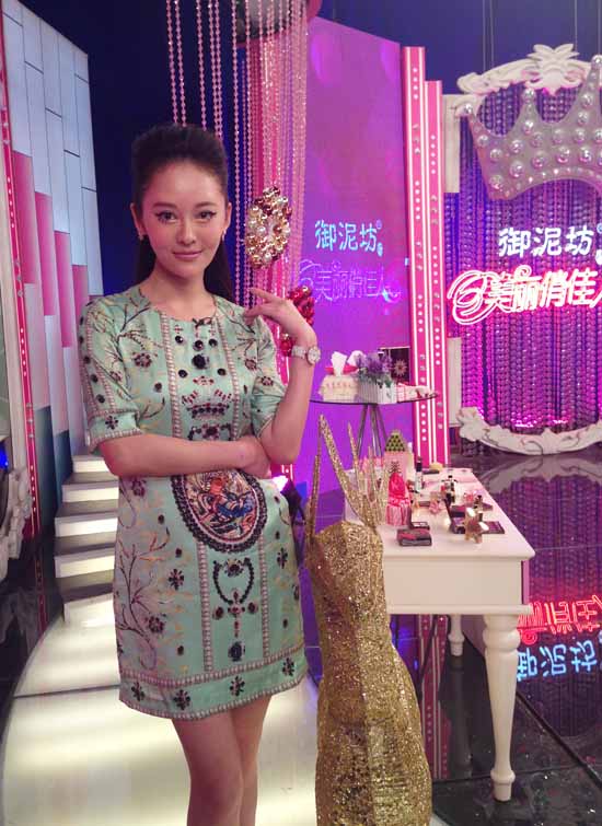 实力女演员刘娜萍受邀做客黑龙江卫视《美丽俏佳人》,与现场主持人