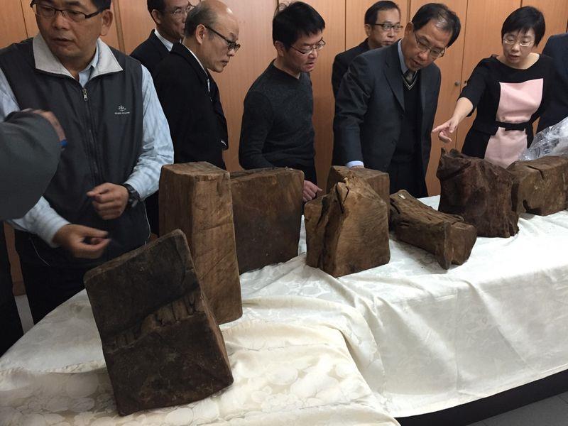 台南地检署12月23日宣布破获全台湾最大宗台湾特有种牛樟木盗伐案，起出逾300公吨牛樟木。 来源 台湾“中央社”