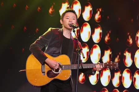 梁博做为唯一演唱嘉宾出现在首映舞台
