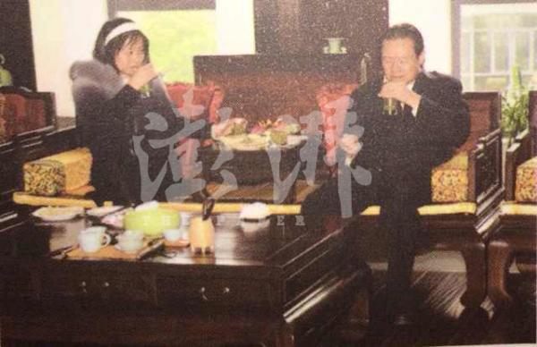 2010年左右,时任中共中央政治局常委的周永康(右)与妻子贾晓晔在一家茶文化博物馆品尝碧螺春。 澎湃新闻记者 张俊 翻拍