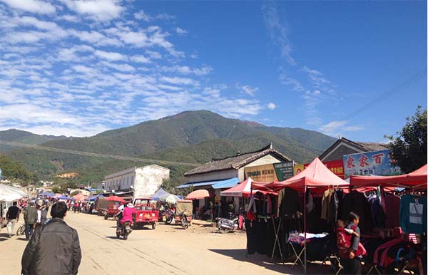 芒市芒海镇赶集日,当地与缅甸仅一河之隔。在这里,一颗麻黄素的价格大约只需要5元。 澎湃新闻记者 刘海川 图