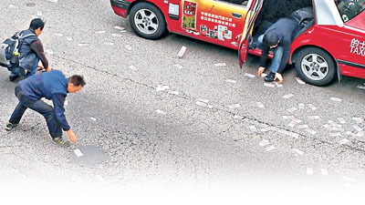 香港运钞车掉落万万现金 警方吁捡钱者赶快偿还