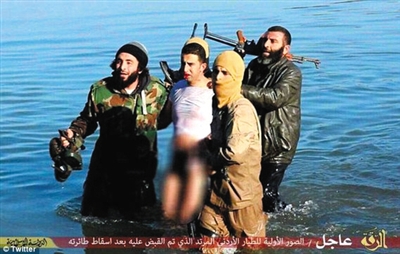 “伊斯兰国”公布的照片显示，下身赤裸的卡萨斯巴被3名IS成员挟持上岸。