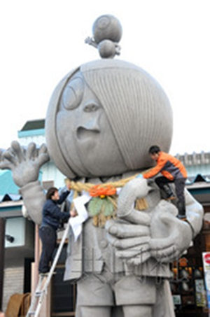 日本"鬼太郎"石像戴辟邪项圈 营造迎春气氛(图)