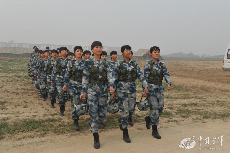 经过新兵连的摸爬滚打,女新兵们已不再是昔日的娇娇女,已经变成一朵