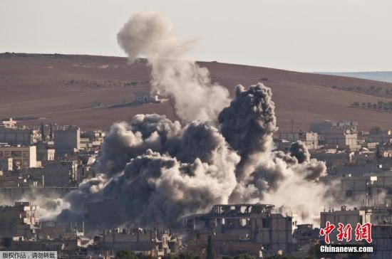 资料图：当地时间2014年11月9日，土耳其桑尼乌法，美国及其盟军持续空袭叙利亚小镇科巴尼，美军战机在科巴尼上空留下飞行痕迹。