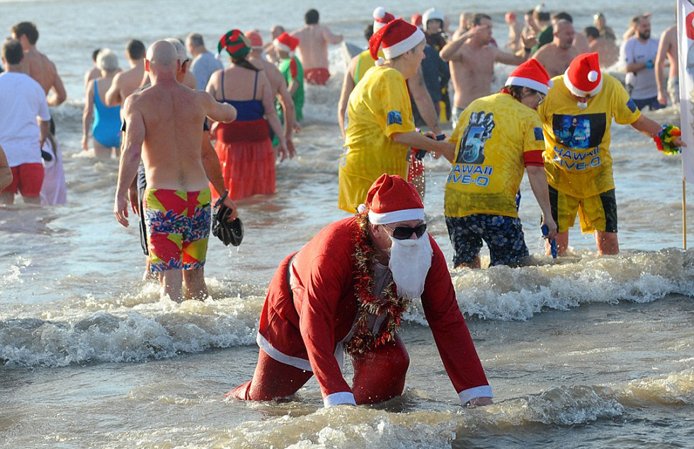 英国举办传统圣诞节冬泳 数千英国人穿奇装异
