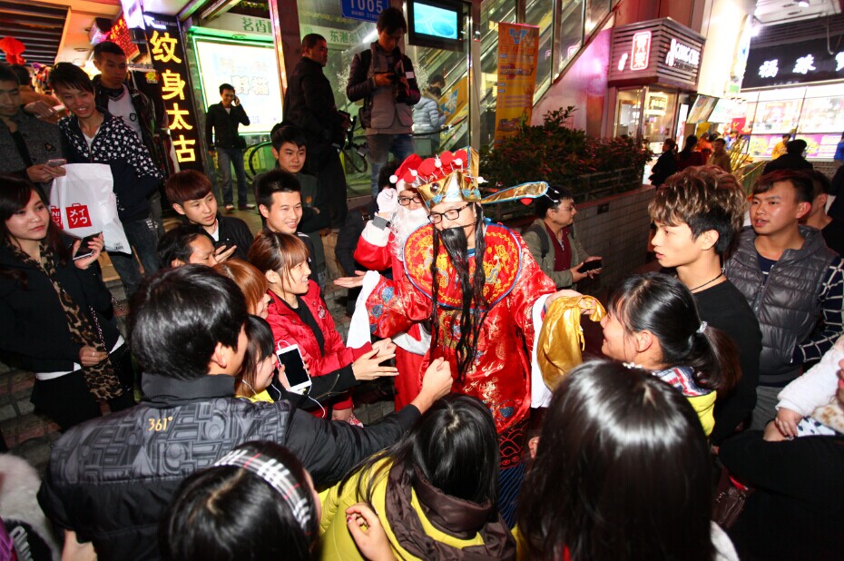 财神爷取替圣诞老人成平安夜主角