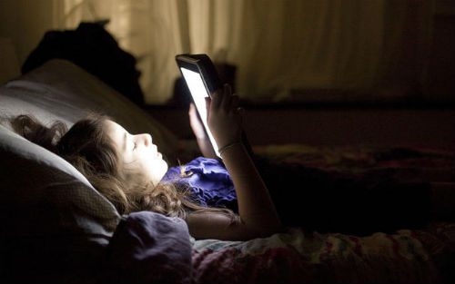 睡前玩iPad、手机影响睡眠质量