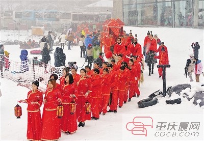 昨日，仙女山滑雪场，99对新婚夫妇在雪地里举办中式集体婚礼。 重庆晨报记者 甘侠义 摄